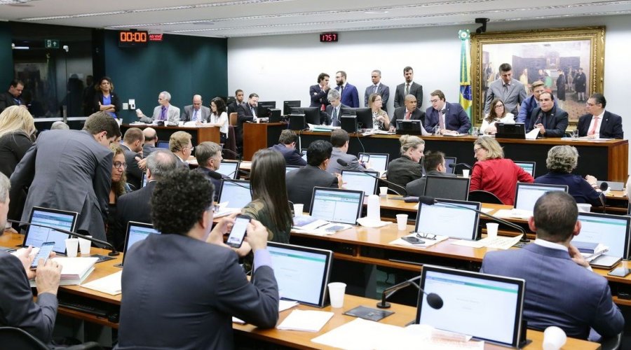 [CCJ aprova parecer a favor da reforma da Previdência; placar: 48 a 18]