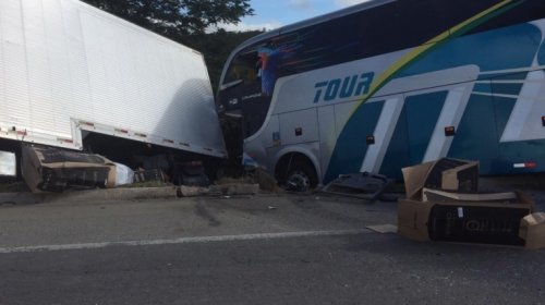 [Acidente entre carreta e ônibus com time sub-15 do Bahia deixa dois mortos e 12 feridos]