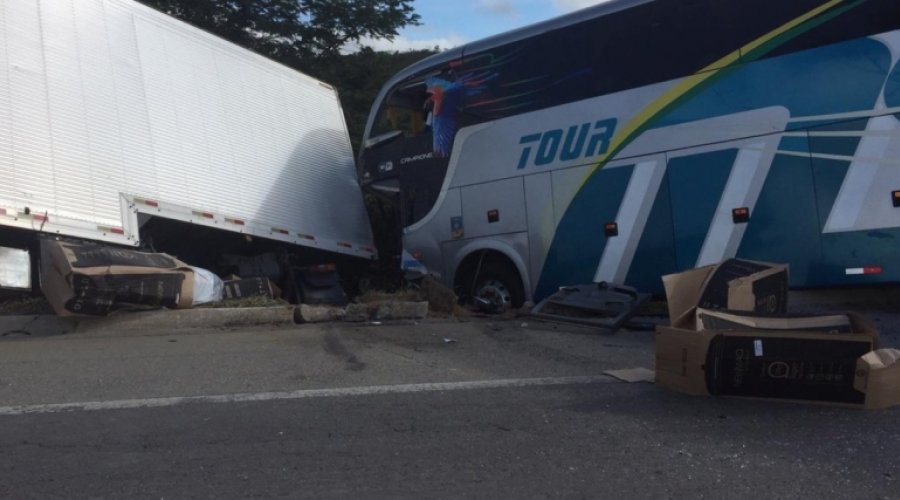 [Acidente entre carreta e ônibus com time sub-15 do Bahia deixa dois mortos e 12 feridos]