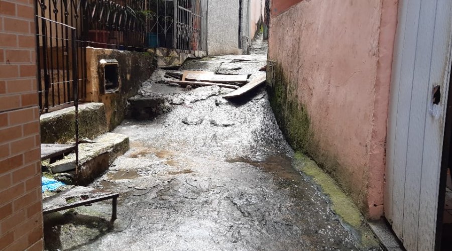 [Denúncia: Moradores de Pernambués pedem manutenção do esgoto e limpeza do canal pluvial]