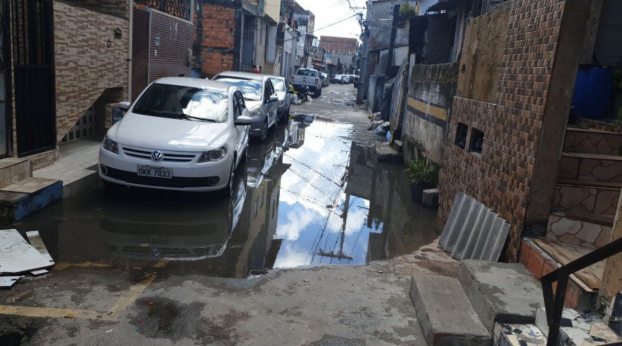 [Esgoto inunda rua em San Martin]