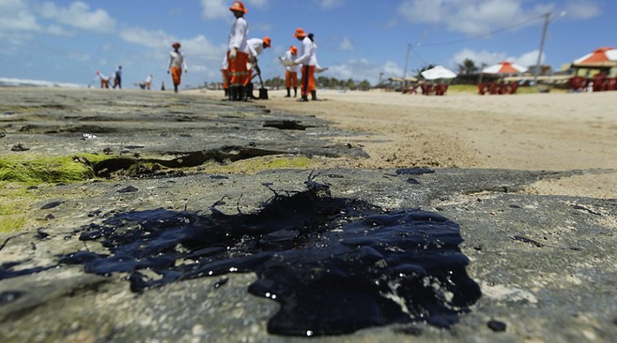 [Novas manchas de óleo foram encontradas em Praia do Forte]