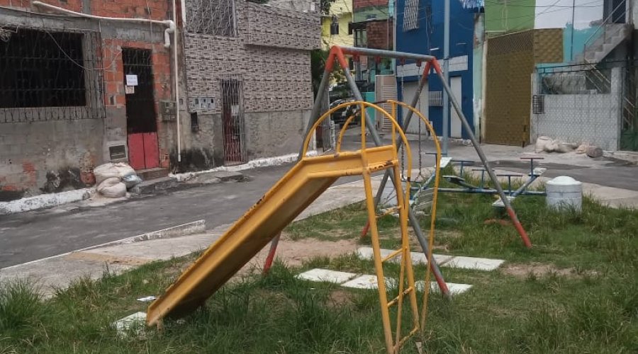 [Lazer em perigo: Veja situação de abandono da Praça Rua Ibiporã, em Vila Ruy Barbosa]