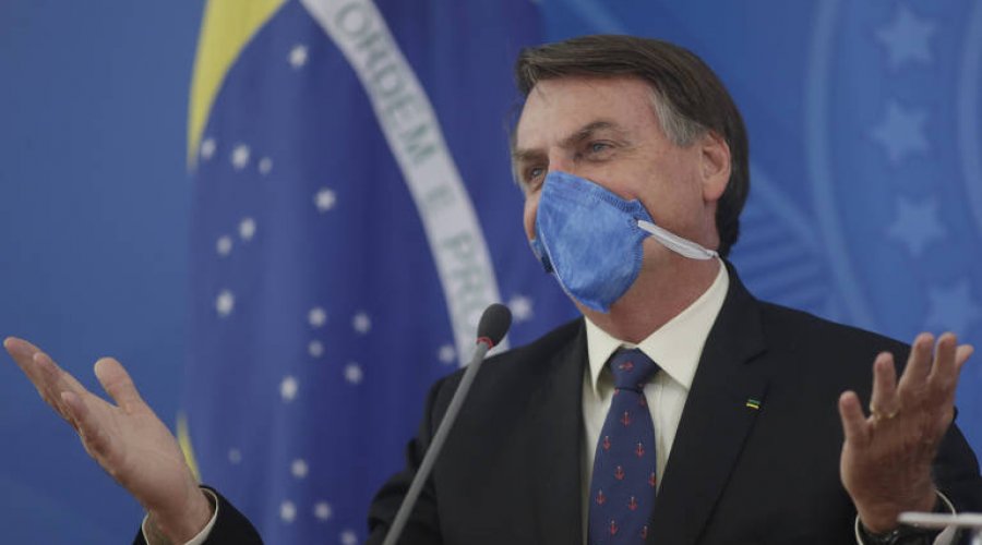 [Bolsonaro diz que ministro exagerou contra coronavírus  e afirma: “Não vai ser uma gripezinha que vai me derrubar