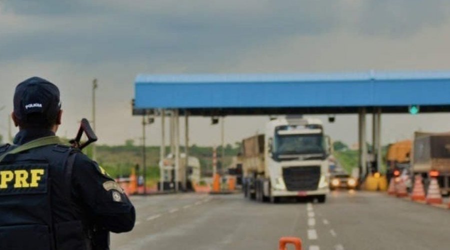 [Equipes orientam caminhoneiros sobre medidas de proteção ao coronavírus em rodovias federais]