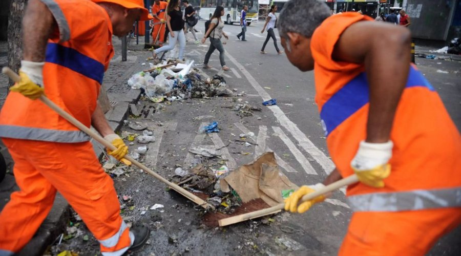 [Descarte irregular de lixo cortante continua causando acidentes em trabalhadores de limpeza urbana: “A consciência é a melhor solução”]