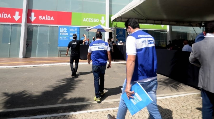 [Lojas em shoppings são interditadas no primeiro dia de reabertura]