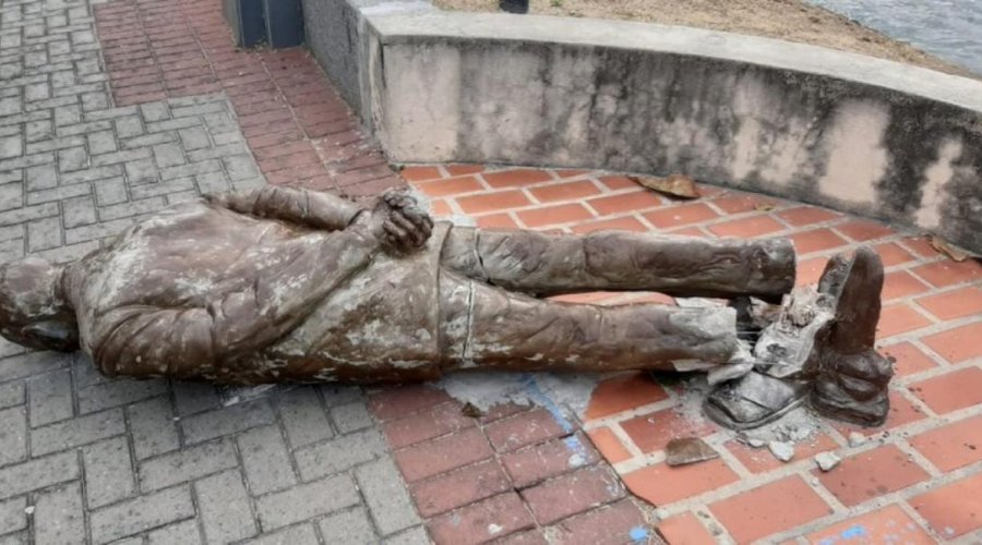 [Recife: estátua de Ariano Suassuna é alvo de vandalismo]