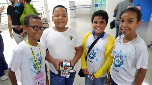 [Alunos da rede municipal de Salvador embarcam para Brasília para torneio nacional de robótica]