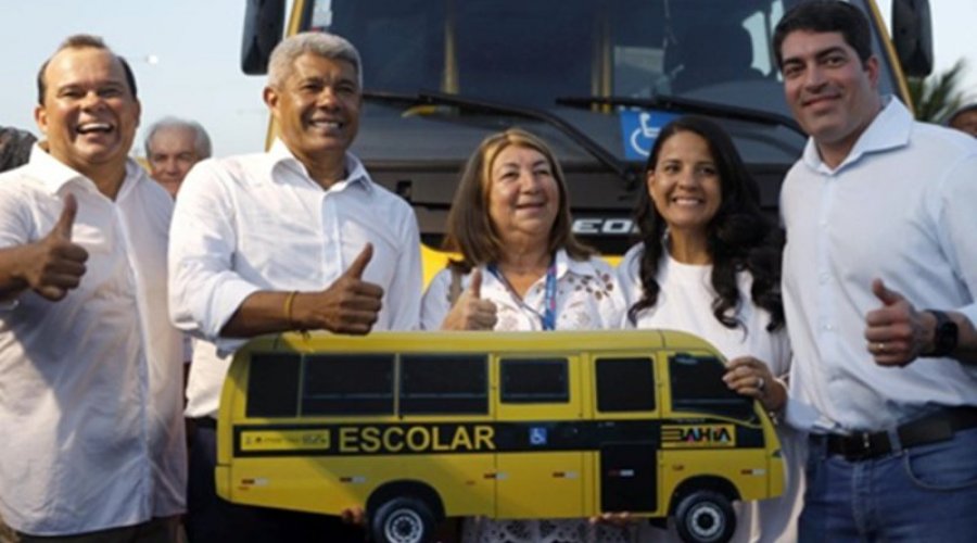 [Estado entrega novos ônibus escolares para zonas rurais e interiores]