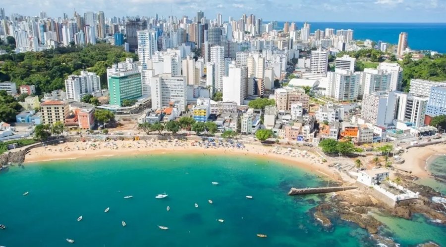 [Bahia lidera crescimento do turismo nacional em 2024]