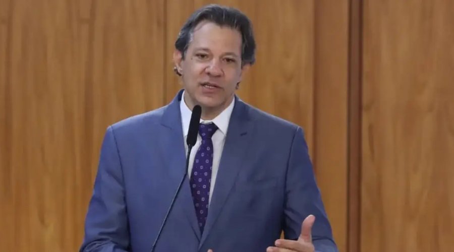 [Haddad critica sobretaxas dos EUA e acusa família Bolsonaro de atuar contra o país]