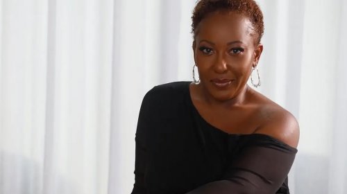 [Maíra Azevedo estreia solo cômico sobre os dilemas da mulher moderna em Salvador]