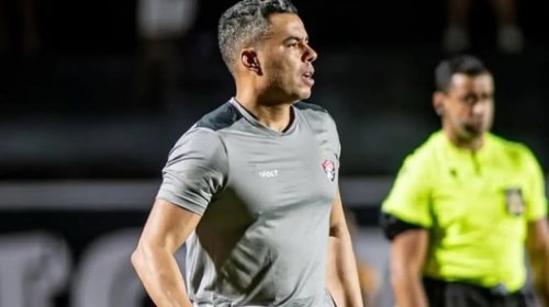 [Jair Ventura comemora vitória histórica do Vitória sobre o Santos e vê evolução do time]