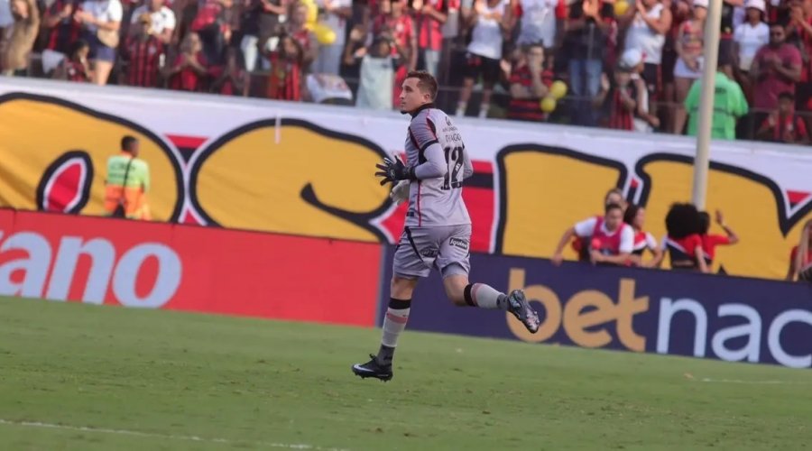 [Thiago Couto assume o gol do Vitória e encara desafio após lesão de Lucas Arcanjo]