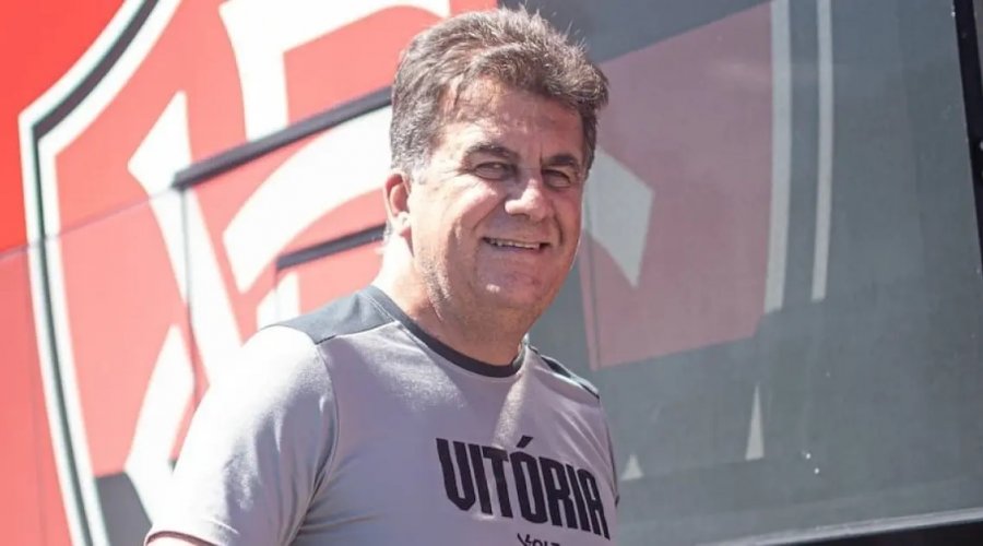 [Fábio Mota afirma que Vitória procura reforços, mas evita decisões precipitadas]