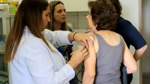 [SUS amplia oferta da vacina Pneumo20 para pessoas com 85 anos ou mais]