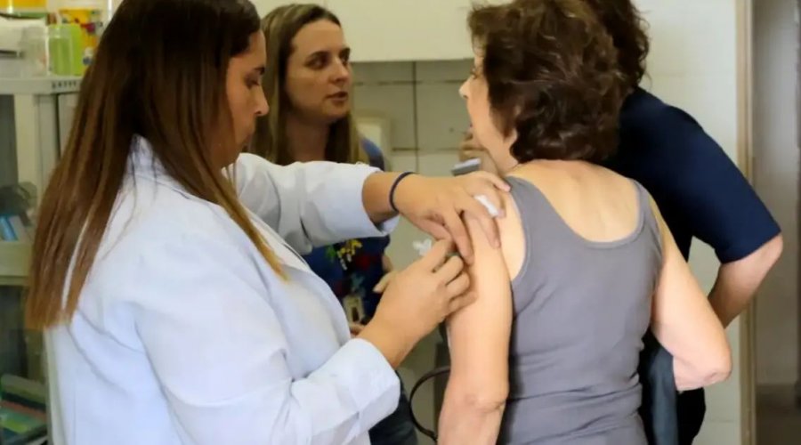 [SUS amplia oferta da vacina Pneumo20 para pessoas com 85 anos ou mais]