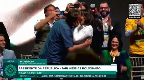 [Bolsonaro beija Michelle em evento para provar que não é gay]
