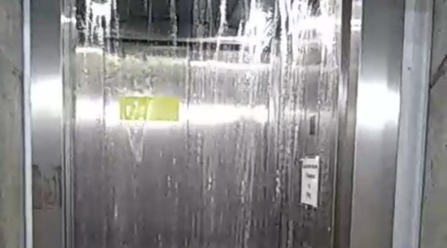 [Vídeo mostra infiltração no elevador de estação do metrô; parte da linha 2 é suspensa]