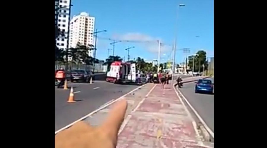 [Veja vídeo: acidente entre carro e moto deixa ferido no Cabula; vítima seria ex-jogador do Bahia]