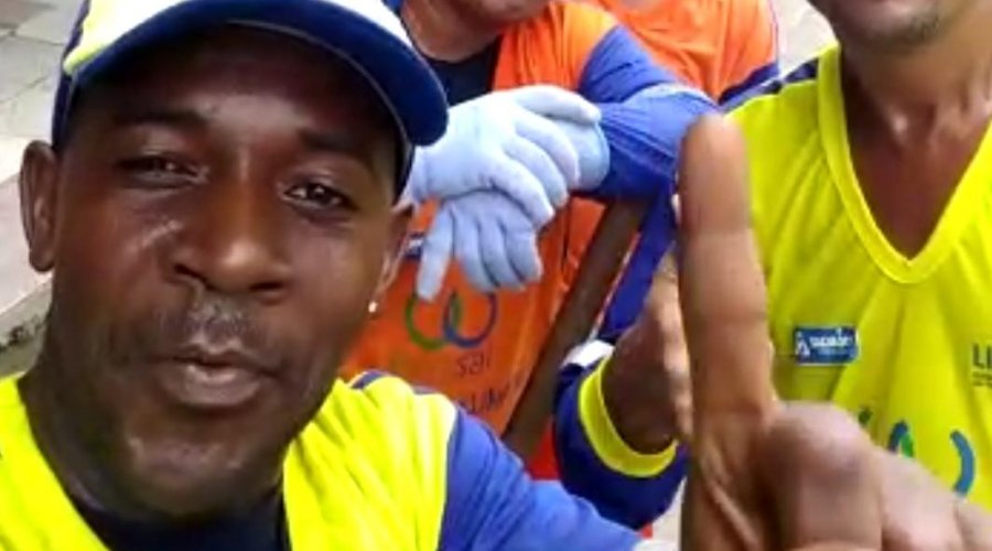 [Vídeo: trabalhadores de limpeza urbana dão recado sobre prevenção contra o covid-19 