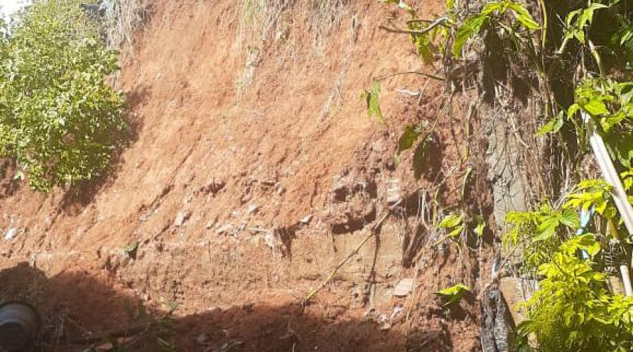 [Veja vídeo: Deslizamento de terra em Pernambués põe em risco Vila de moradores]