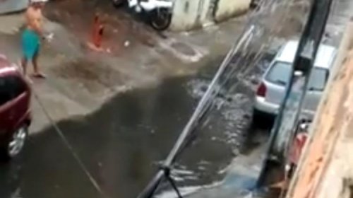 [Vazamento de esgoto gera reclamações de moradores da Rua das Flores em Pernambués]