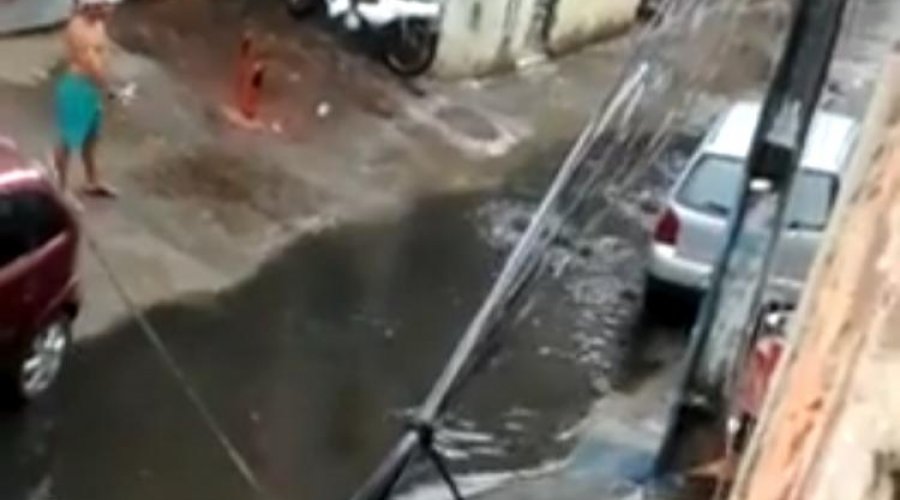 [Vazamento de esgoto gera reclamações de moradores da Rua das Flores em Pernambués]