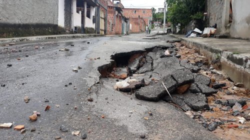 [Moradores da Nova Constituinte denunciam ‘cratera’ em Avenida]