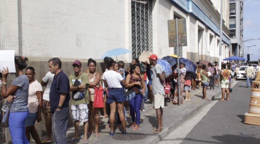 [Beneficiários do Bolsa Família enfrentam fila para recadastramento]