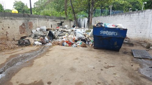 [Ponto ecológico vira lixão no bairro de Santa Cruz]