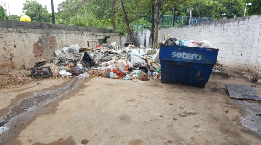 [Ponto ecológico vira lixão no bairro de Santa Cruz]