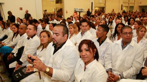 [Governo estuda regularização de médicos cubanos que desejam permanecer no Brasil]