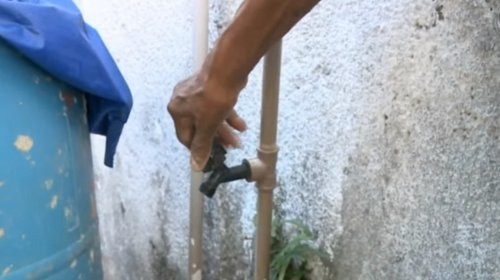 [Moradores do Engenho Velho da Federação reclamam da falta de água]