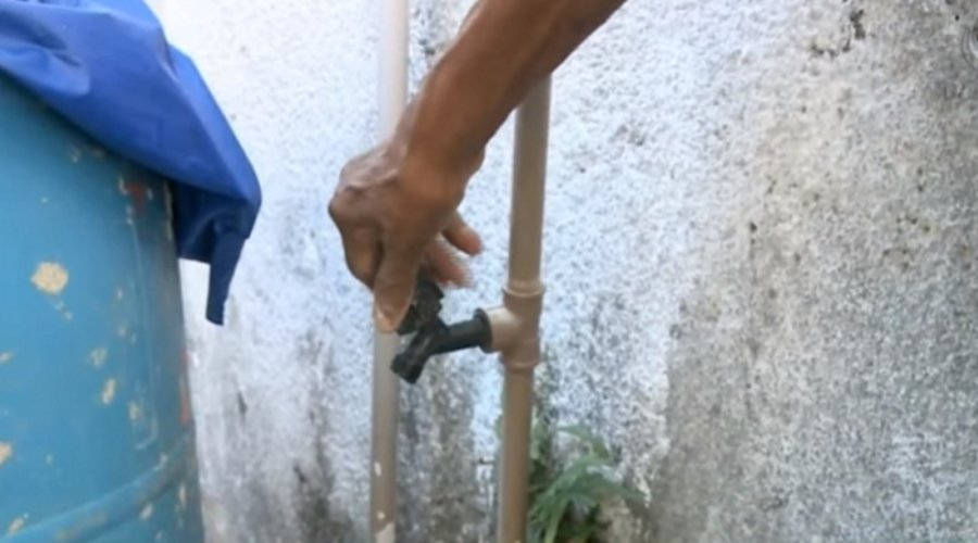 [Moradores do Engenho Velho da Federação reclamam da falta de água]