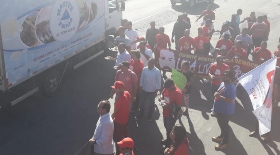 [Manifestantes fecham entrada de Lauro de Freitas]