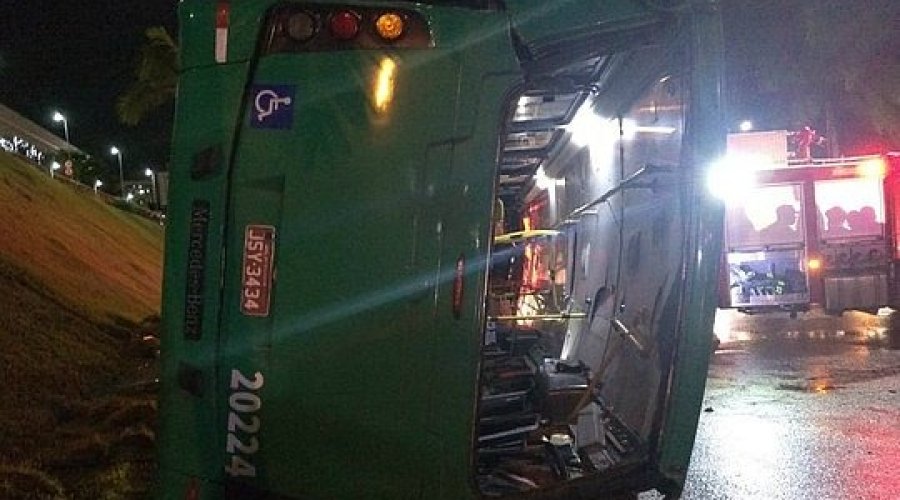[Ônibus da rede Integra capota próximo a Shopping ]