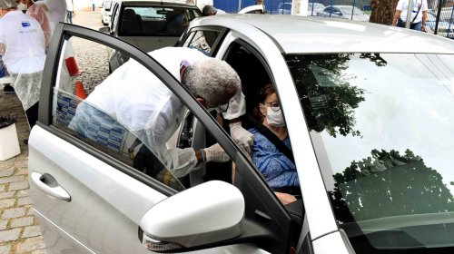 [Para evitar filas, vacinação contra gripe via drive-thru é feita em quatro pontos da cidade]