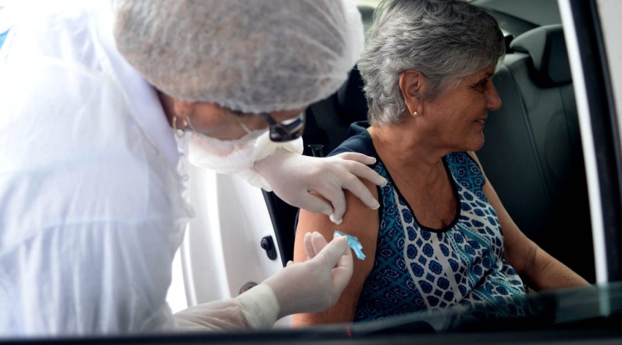 [Vacinação contra gripe ocorrerá em 38 postos e no drive-thru nesta segunda (30)]