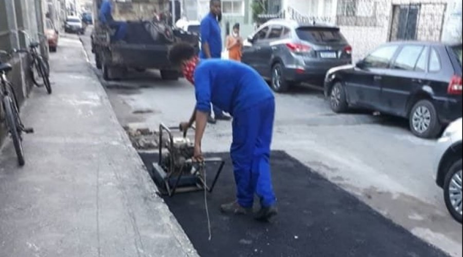 [Após denúncia, Embasa realiza serviço de reparo asfáltico em Vila Ruy Barbosa]