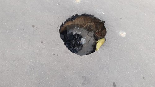 [Morador chama atenção para cratera que está se formando em rua na Vila Ruy Barbosa]