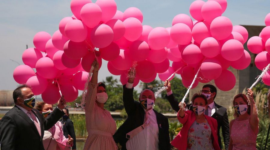 [Campanha Outubro Rosa incentiva detecção precoce do câncer de mama]