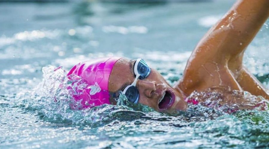 [Nadadora brasileira entra para o livro dos recordes após nadar por 30 horas sem parar]