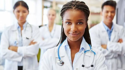 [Medicina muda e tem mais mulheres, negros e alunos de escolas públicas ]