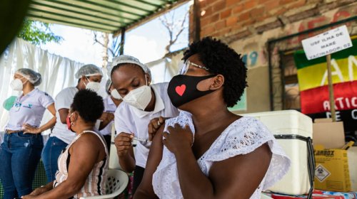 [Comunidades quilombolas recebem primeira dose da vacina contra a Covid-19 ]