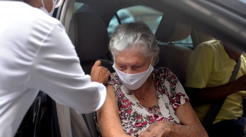 [Corujão da Vacinação e aplicação de segunda dose acontecem neste sábado (10)]