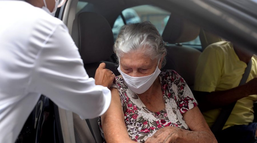 [Corujão da Vacinação e aplicação de segunda dose acontecem neste sábado (10)]