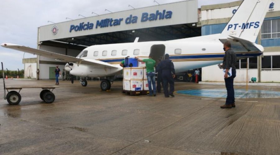 [Cinco aviões do Graer enviam doses de imunizantes contra a Covid-19 para o interior da Bahia]