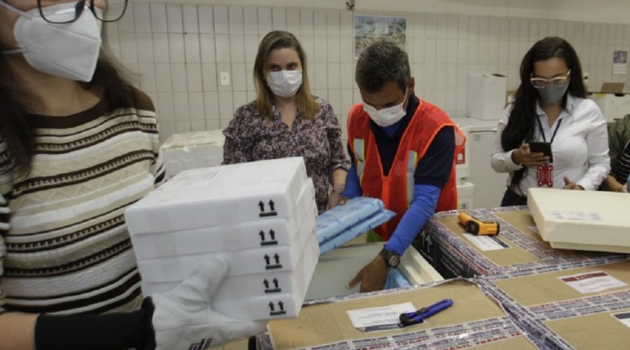 [Chega à Bahia novo lote de vacina da Pfizer com mais de 69 mil doses do antídoto contra a Covid-19]